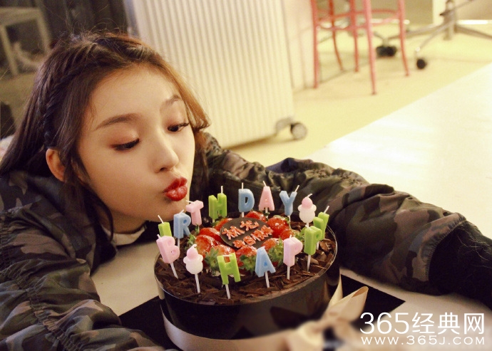 林允与郭敬明提前庆生 网友发问：冯绍峰在吗