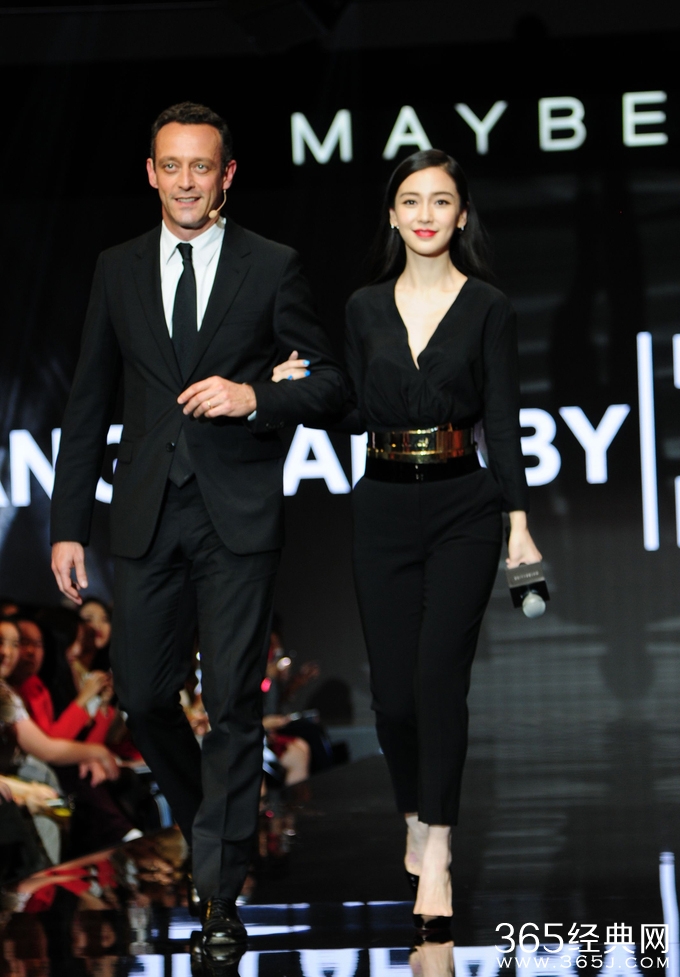 baby性感红唇 嘟嘴卖萌玩自拍