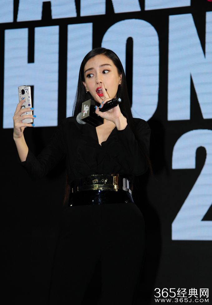 baby性感红唇 嘟嘴卖萌玩自拍