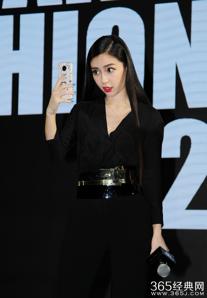 baby性感红唇 嘟嘴卖萌玩自拍