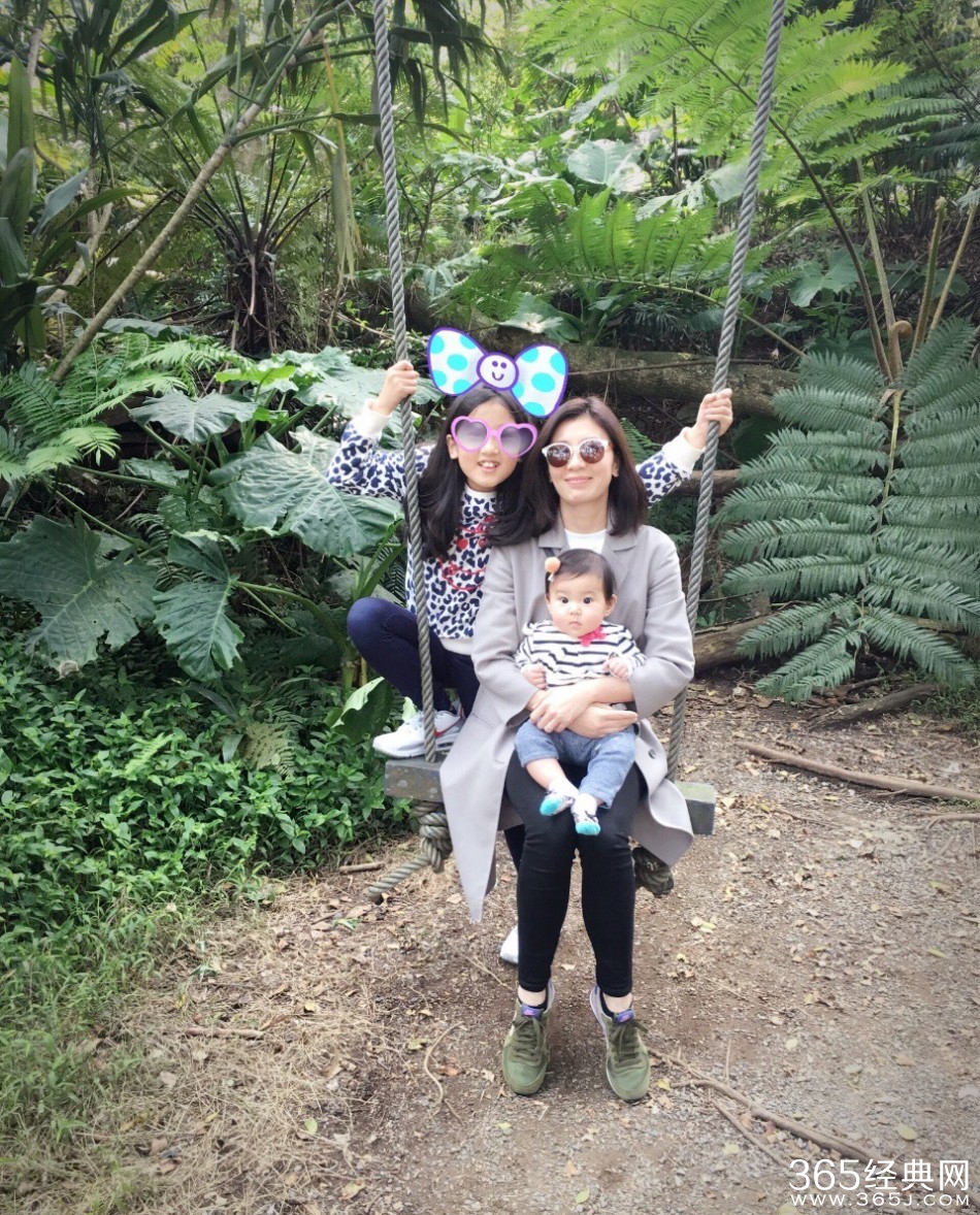 贾静雯晒大女儿照 萌娃可爱