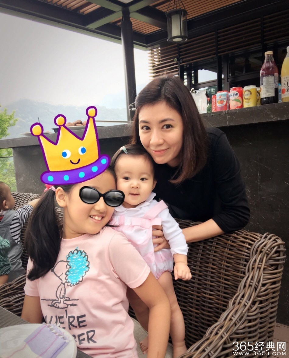 贾静雯晒大女儿照 萌娃可爱