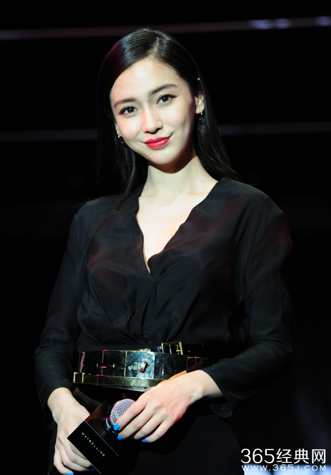 baby性感红唇 嘟嘴卖萌玩自拍