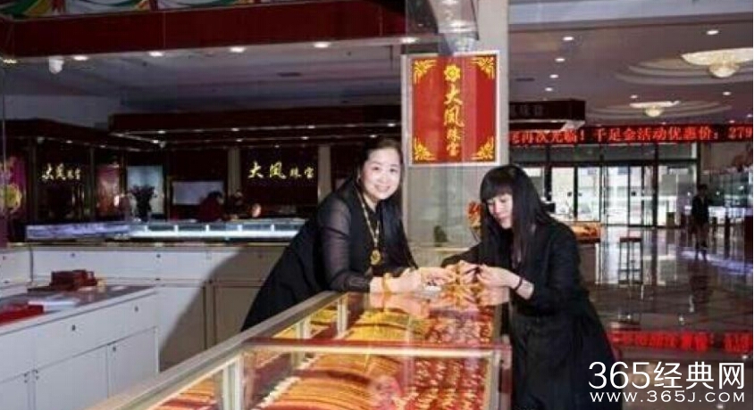 山东炫富姐戴11斤黄金参加选秀 总价值约百万