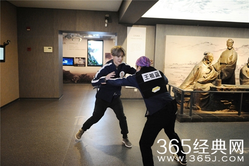 《奔跑吧兄弟4》邓超鹿晗被“恐怖箱”吓到腿软