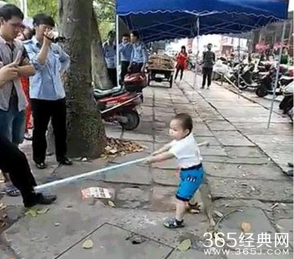 不准动我奶奶！男孩持钢管对抗城管 你还笑得出来吗？