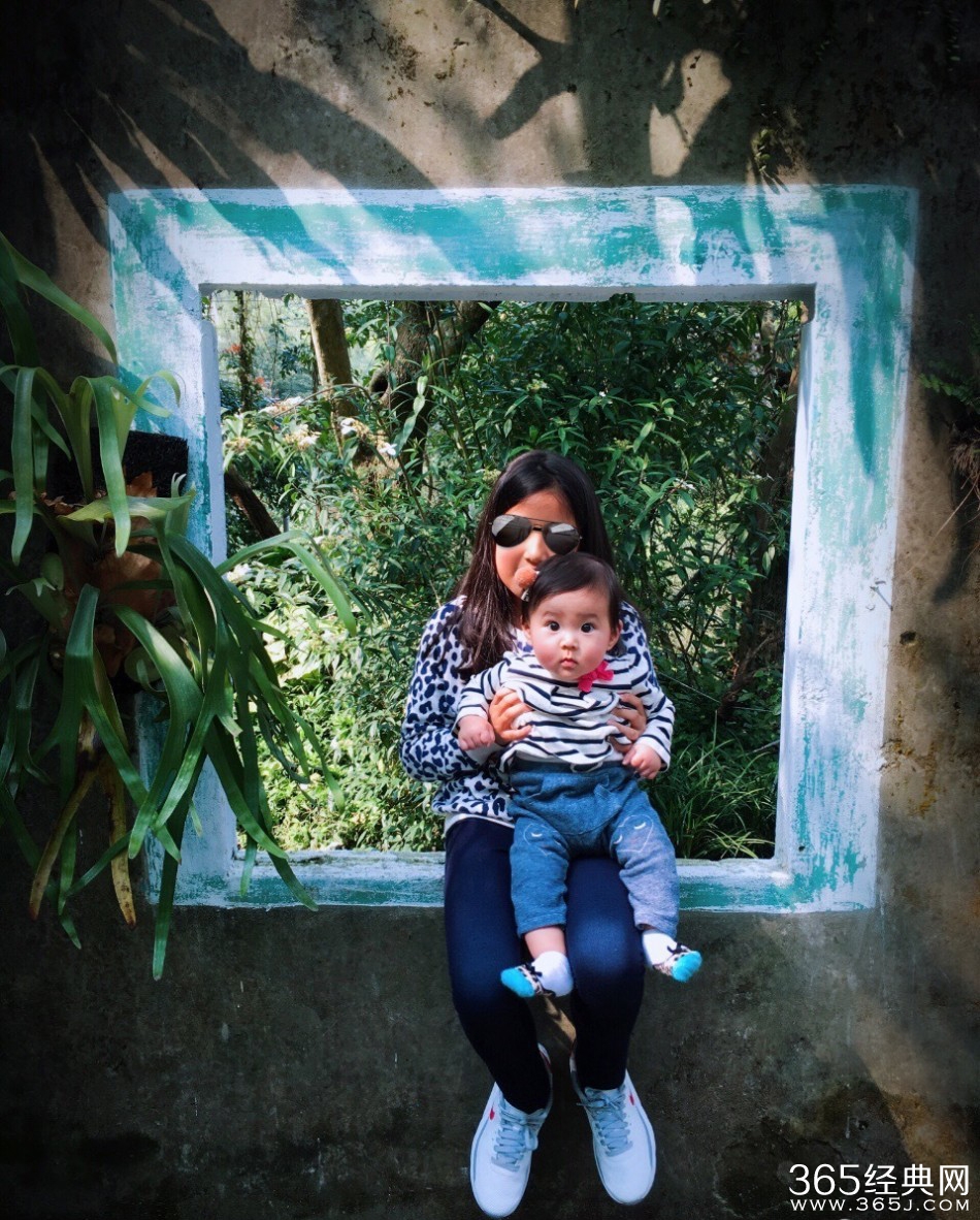 贾静雯晒大女儿照 萌娃可爱