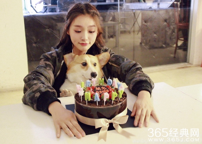 林允与郭敬明提前庆生 网友发问：冯绍峰在吗