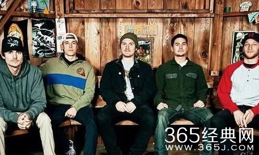 女粉丝被偶像踹下舞台后续消息 仍告白：还是爱你