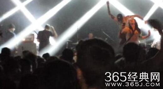 女粉丝被偶像踹下舞台后续消息 仍告白：还是爱你