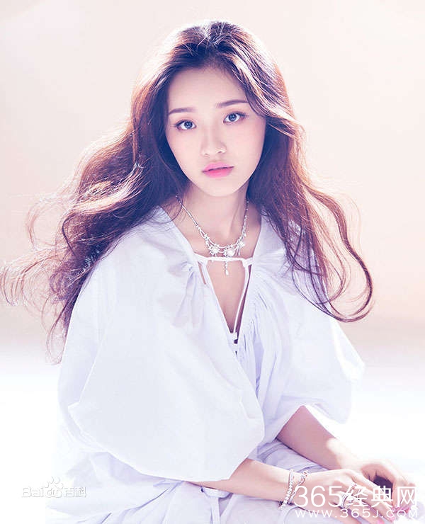 林允回应恋情称单身疑与冯绍峰分手 两人分手原因受关注