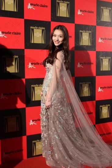 林允回应恋情称单身疑与冯绍峰分手 两人分手原因受关注