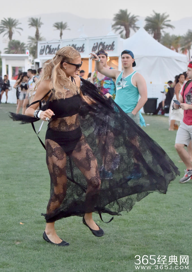 旋转跳跃不停歇 帕丽斯·希尔顿穿透视裙撒欢儿