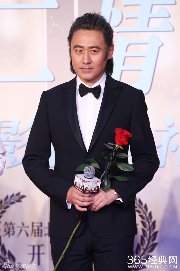 汤唯挺孕肚深v裙秀性感