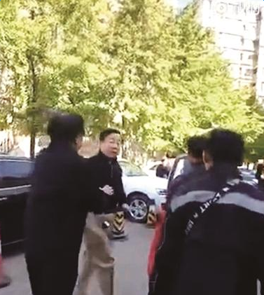 顺丰快递员刮蹭私家车被扇6耳光视频 车主李哥遭人肉