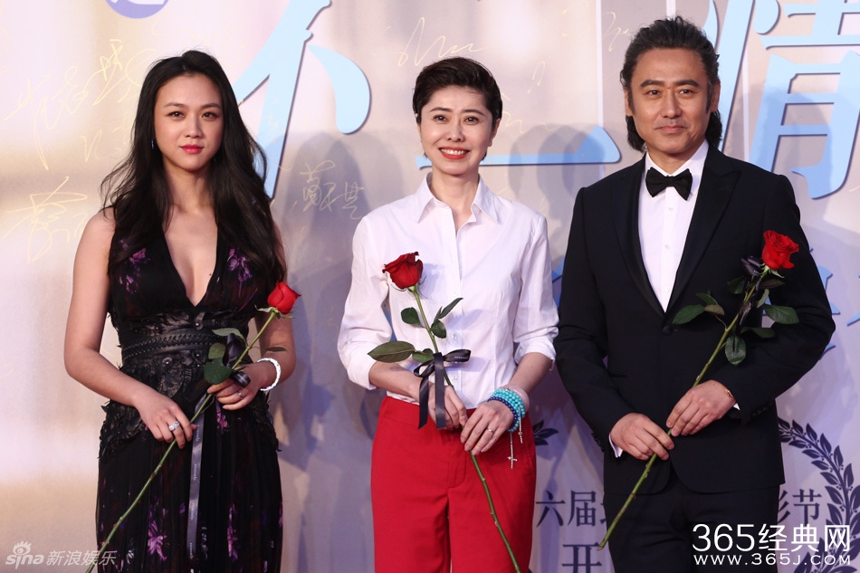 汤唯挺孕肚深v裙秀性感