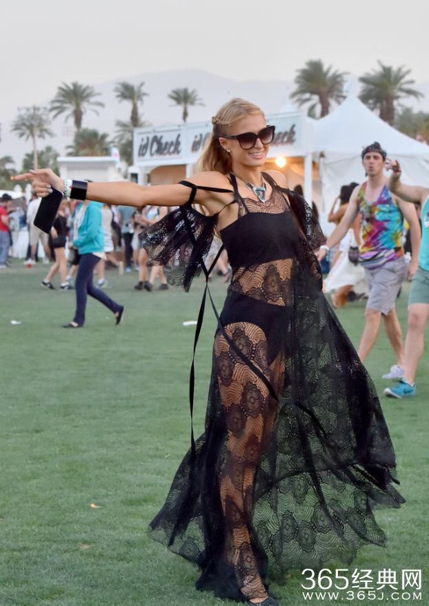 旋转跳跃不停歇 帕丽斯·希尔顿穿透视裙撒欢儿