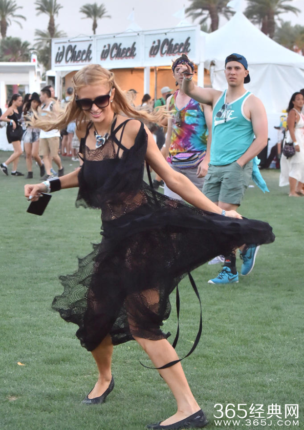 旋转跳跃不停歇 帕丽斯·希尔顿穿透视裙撒欢儿