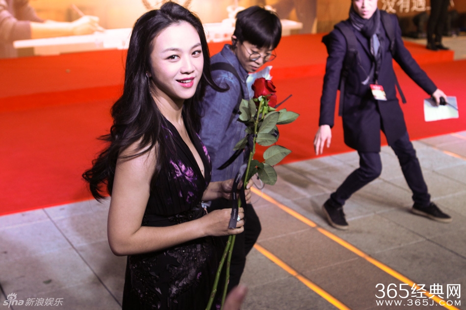 汤唯挺孕肚深v裙秀性感