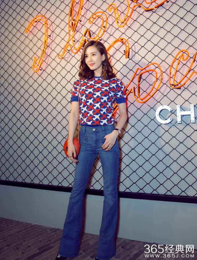 刘诗诗彩妆派对造型亮眼 抱吉他玩摇滚风