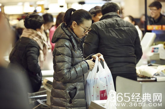 董洁素颜逛超市 被网友赞其逆生长