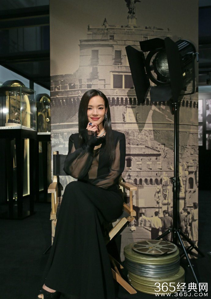 舒淇薄纱透视酥胸隐现 比V卖萌气质优雅