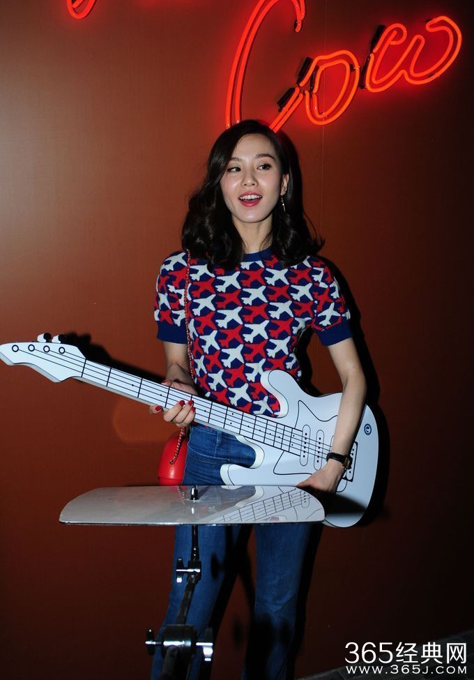 刘诗诗彩妆派对造型亮眼 抱吉他玩摇滚风