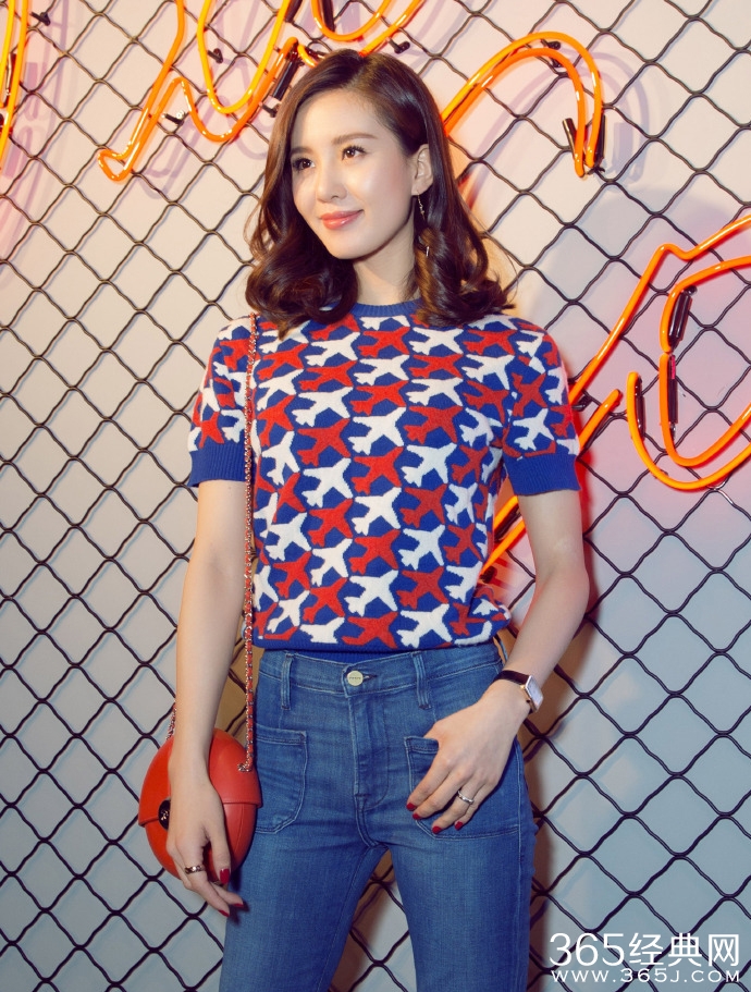 刘诗诗彩妆派对造型亮眼 抱吉他玩摇滚风