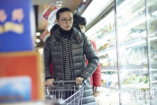 董洁素颜逛超市 被网友赞其逆生长