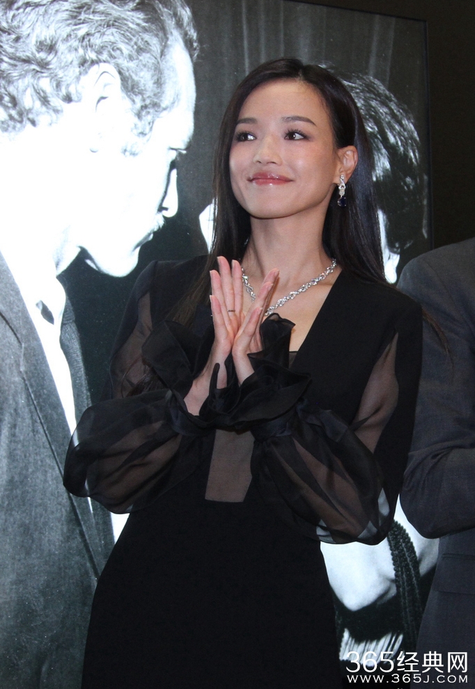 舒淇薄纱透视酥胸隐现 比V卖萌气质优雅