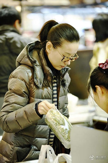 董洁素颜逛超市 被网友赞其逆生长