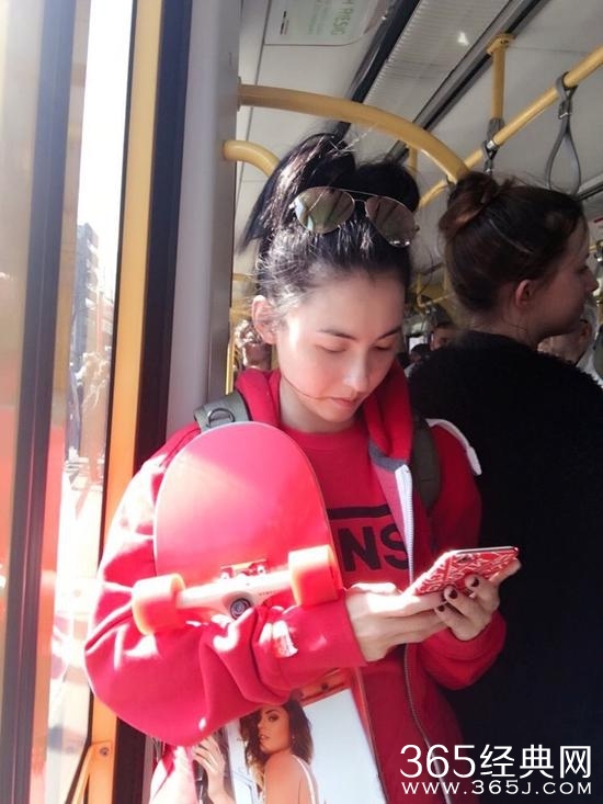 张柏芝提滑板挤地铁 素颜仍年轻貌美