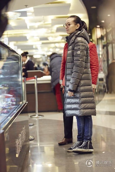 董洁素颜逛超市 被网友赞其逆生长