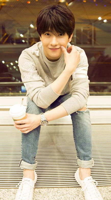 杨洋传递奥运圣火 候机拍照耍帅图爆火