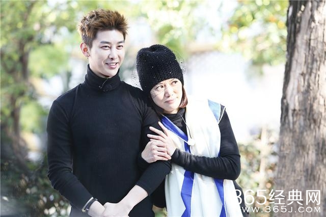 袁咏仪遭“小鲜肉”争抢 张智霖醋坛打翻