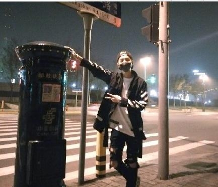 “鹿晗合影”网红邮筒刚戴上鹿角就被城管拆了