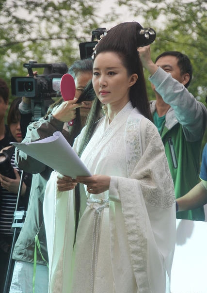 舒畅下巴变尖颈纹明显 曾经的最美童星咋这样了