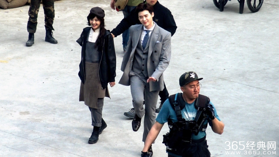 郑爽穿工装裤俏皮 和李钟硕赶戏心情high