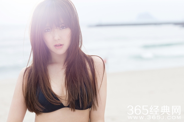 赵奕欢比基尼写真曝光 性感惹火强势回归