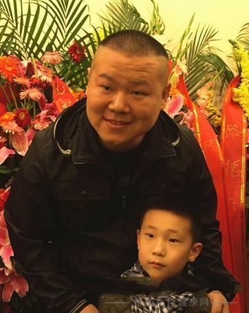 岳云鹏搂林永健儿子合影 网友：神撞脸啊