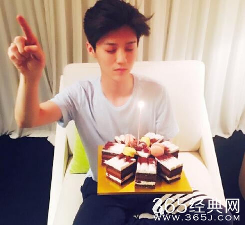 鹿晗捧蛋糕庆祝26岁生日 还是帅气校草风