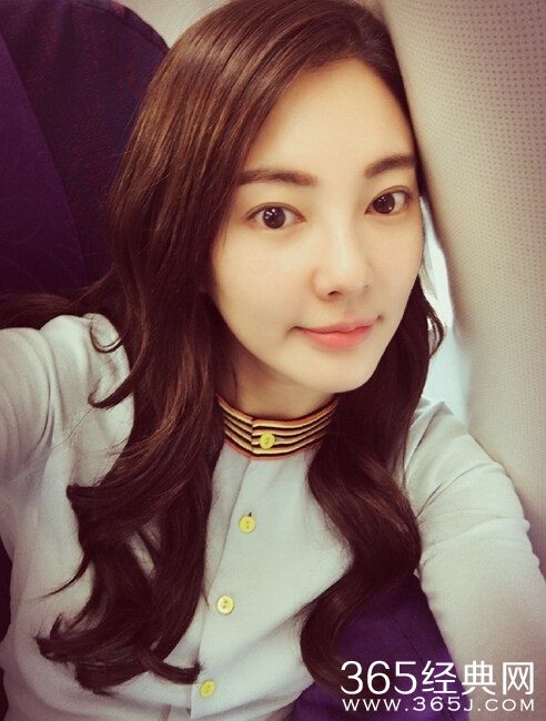 张雨绮晒自拍撒娇 网友：哄你开心