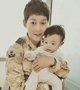 《太阳的后裔》片场花絮曝光 宋仲基抱娃照疯传