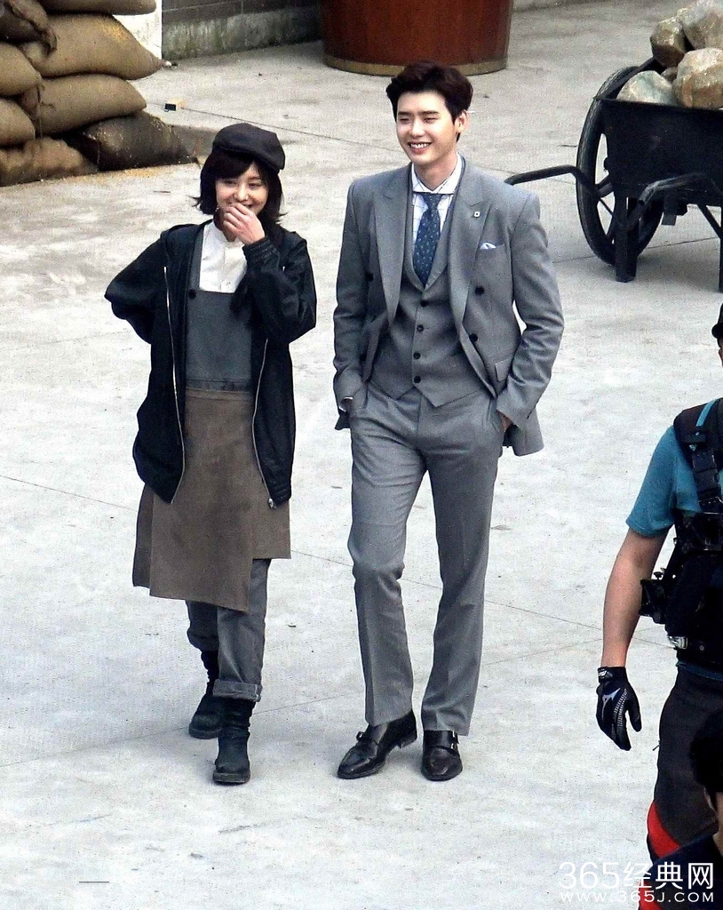 郑爽穿工装裤俏皮 和李钟硕赶戏心情high