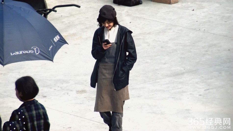 郑爽穿工装裤俏皮 和李钟硕赶戏心情high