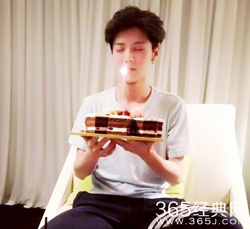 鹿晗捧蛋糕庆祝26岁生日 还是帅气校草风