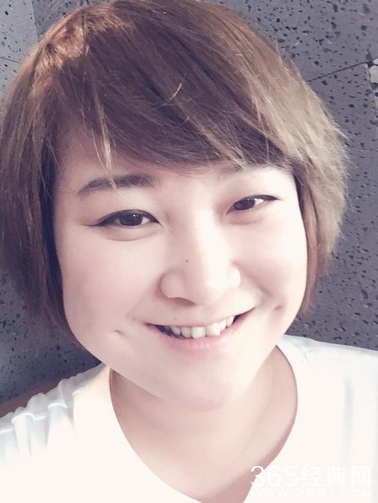 贾玲自拍脸大笑容灿烂 自信：我不会美颜