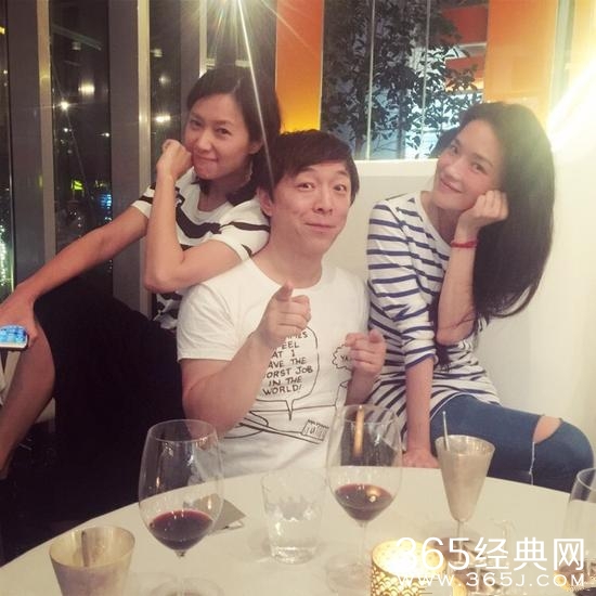 黄渤为徐静蕾舒淇庆生 合影女神表情享受