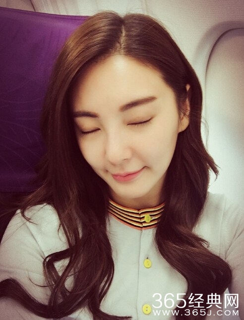 张雨绮晒自拍撒娇 网友：哄你开心