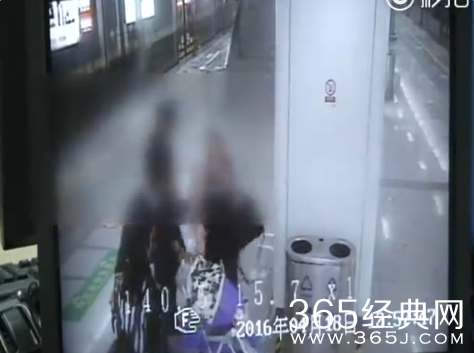 ipad被碰掉推翻婴儿车视频实拍现场